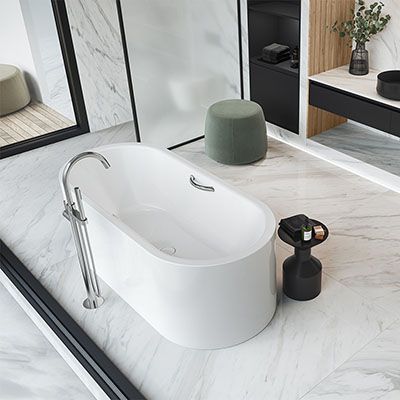 Eine freistehende Badewanne ohne Ecken.