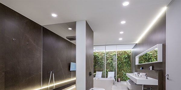 Ein modernes Badezimmer mit LED-Spots an der Decke.