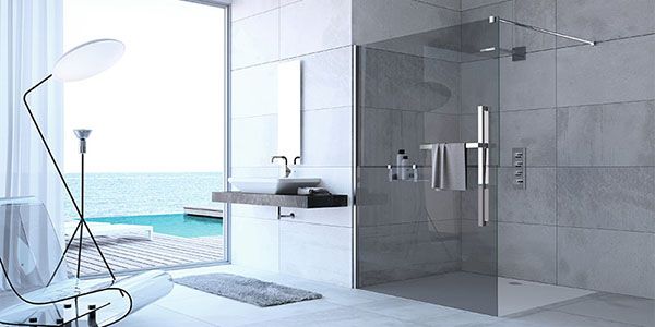Eine große walk-in Dusche mit verdunkelter Glaswand und Regenduschkopf.