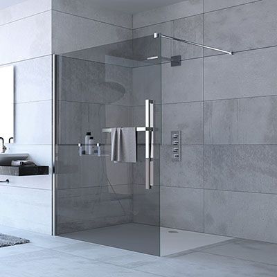 Eine große walk-in Dusche mit verdunkelter Glaswand und Regenduschkopf.