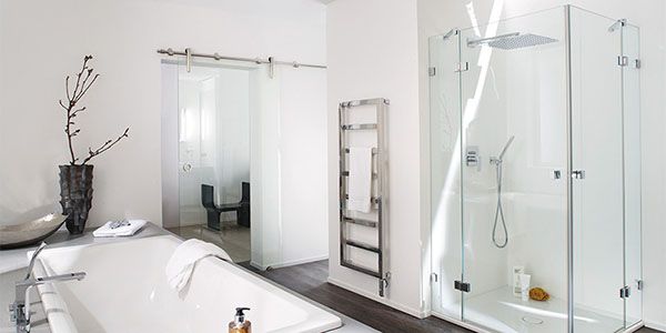 Eine mittelgroße Dusche mit Glastüren und Regenduschkopf.