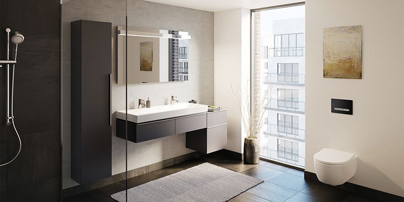 Großes und modernes Badezimmer.