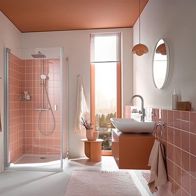 Ein großes Badezimmer, teils in rotbraun gefliest.