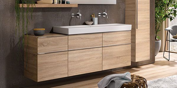 Ein Waschtisch mit Unterbauschrank mit Holzoptik.