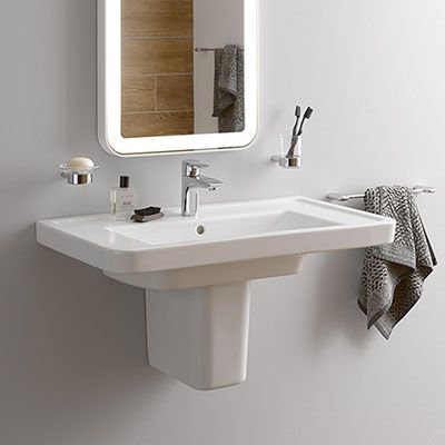 Eine Hlabsäule unter einem Waschbecken.