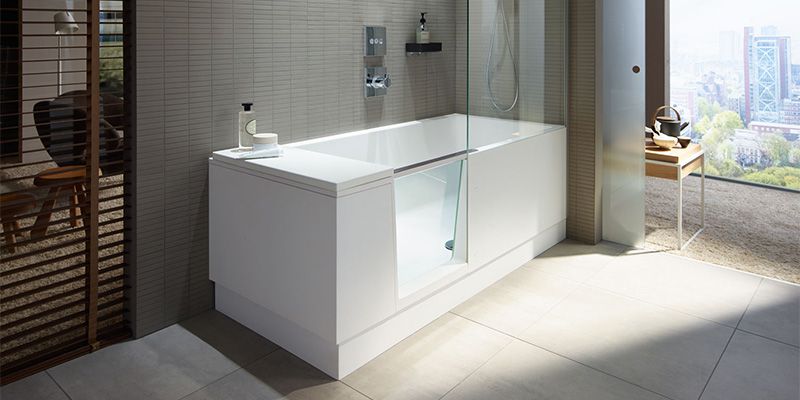 Eine asymmetrische Badewanne mit Whirlpoolfunktion.
