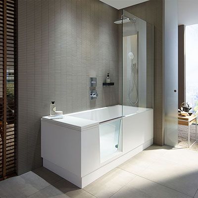 Eine asymmetrische Badewanne mit Whirlpoolfunktion.