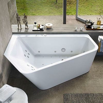 Eine asymmetrische Badewanne mit Whirlpoolfunktion.